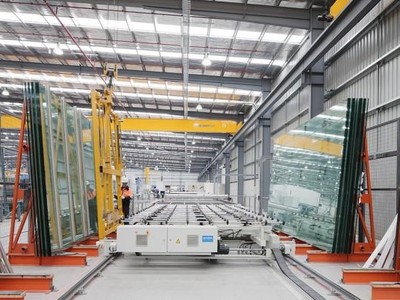 Bộ Xây dựng đề nghị các địa phương khi xem xét, quyết định chấp thuận chủ trương đầu tư các dự án xi măng, kính, gạch ốp lát cần cân nhắc, tránh đầu tư tràn lan, dẫn đến cung vượt cầu.