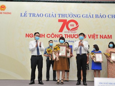 Tác giả Anh Hoa, Báo Đầu tư nhận Giải C báo chí 70 năm ngành Công Thương.