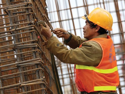 Nhà thầu “run tay” vì giá sắt thép tăng phi mã. Ảnh: Dũng Minh