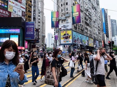 Người dân đeo khẩu trang phòng dịch Covid-19 tại Hong Kong. Ảnh: AFP/TTXVN