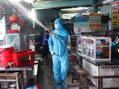 Lực lượng chuyên môn tiến hành phun khử khuẩn toàn bộ khu vực chợ Đống Đa