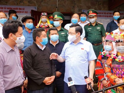 Chủ tịch Quốc hội Vương Đình Huệ (áo xanh) trò chuyện với cử tri khi.