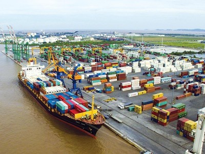 Hàng hóa thông qua cảng tại Khu kinh tế Đình Vũ - Cát Hải ảnh: việt dũng