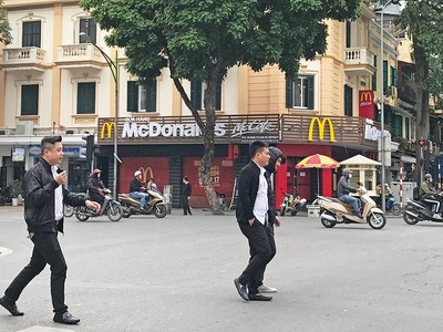 McDonald’s thực hiện chiến lược mở rộng hệ thống một cách chắc chắn và thường đầu tư cho một cửa hàng gấp 3 - 4 lần các thương hiệu khác.