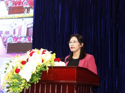 Ứng viên Lê Thị Nga tiếp xúc cử tri tỉnh Hà Nam - (Ảnh: Cổng thông tin điện tử tỉnh Hà Nam) 