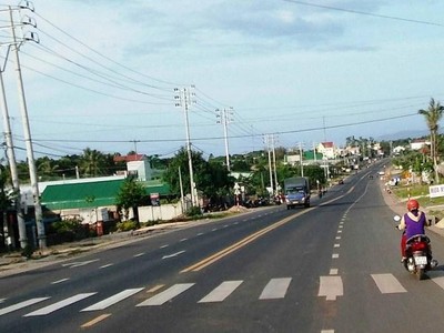 Hiện Quốc lộ 26 (trong ảnh) là tuyến đường bộ duy nhất kết nối Đắk Lăk ra các cảng biển Nam Trung Bộ.