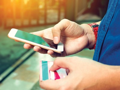 Cả xã hội hạn chế tiếp xúc khiến thanh toán không dùng tiền mặt lên ngôi