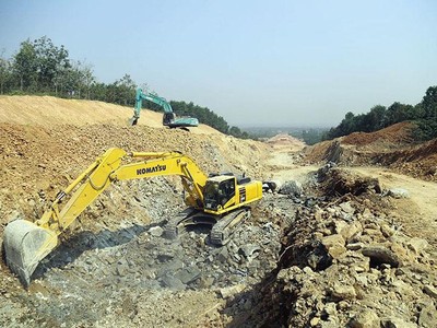 Dù tỷ lệ giải ngân vốn đầu tư công đạt thấp, song tỷ lệ vốn đầu tư thực hiện trong 4 tháng qua có xu hướng tích cực hơn năm ngoái. Ảnh: Đức Thanh