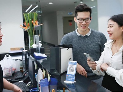 Người dùng thanh toán hóa đơn mua sắm thông qua việc quét mã VNPAY-QR