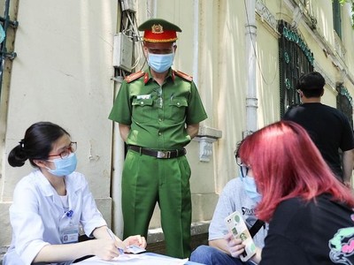 Lực lượng chức năng quận Hoàn Kiếm lập biên bản xử phạt người không đeo khẩu trang nơi công cộng.