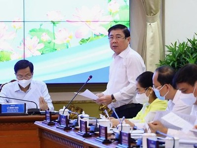 Ông Nguyễn Thành Phong, Chủ tịch UBND TP.HCM báo cáo tại buổi họp ngày 13/5