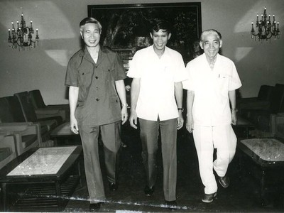 Bộ trưởng Bộ Ngoại giao Nguyễn Cơ Thạch, Bộ trưởng Bộ Ngoại giao Campuchia Hun Sen và Bộ trưởng Bộ Ngoại giao Lào Phoune Sipaseuth tại Hội nghị Bộ trưởng Bộ Ngoại giao Campuchia - Lào - Việt Nam lần thứ 11 tại Phnom Penh (8/1985) (Ảnh: TTXVN)