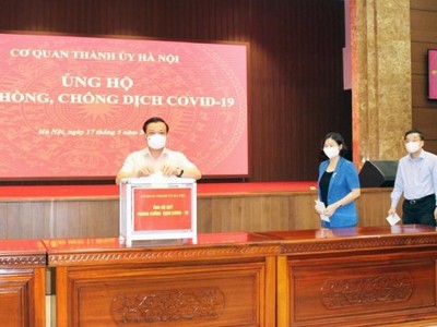 Bí thư Thành ủy Đinh Tiến Dũng cùng các đồng chí lãnh đạo Thành ủy ủng hộ Quỹ phòng, chống Covid-19 của thành phố.