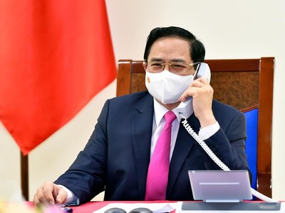 Thủ tướng Chính phủ Phạm Minh Chính điện đàm với Thủ tướng Nhật Bản Suga Yoshihide (Ảnh: Nhật Bắc)