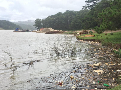 Lòng hồ chứa Đan Kia bị ô nhiễm và bồi lắng nghiêm trọng. Ảnh: M.P