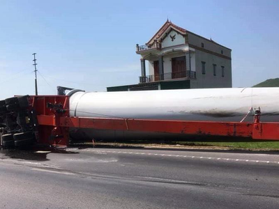 Chở cánh quạt gió dài hơn 70m, xe siêu trường siêu trọng bị lật tại địa phận Quảng Bình
