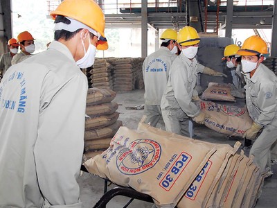 Sản lượng một số vật liệu xây dựng trong đó có xi măng đang dư thừa, cơ quan quản lý khuyến cáo hạn chế đầu tư. Ảnh: Đức Thanh