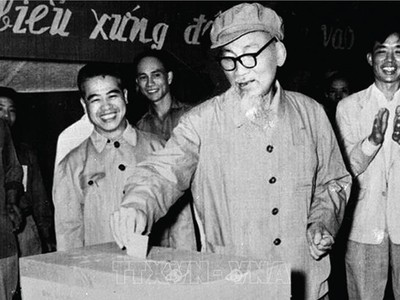 Chủ tịch Hồ Chí Minh bỏ phiếu bầu cử đại biểu Hội đồng Nhân dân tại khu phố V, hòm phiếu số 6, đơn vị bầu cử 1, tiểu khu 1, khu phố Ba Đình (Hà Nội) vào ngày 27/4/1969 Ảnh: TTXVN