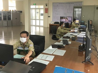 Lực lượng trực vận hành tại trạm biến áp 500 kV Hiệp Hòa (Bắc Giang)