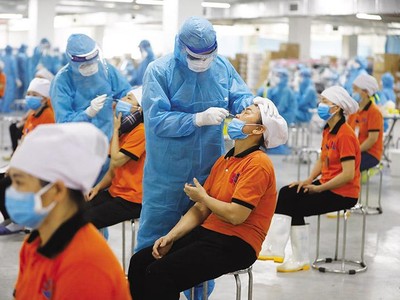 Xét nghiệm Covid-19 cho người lao động tại Khu công nghiệp Quang Châu (Bắc Giang)