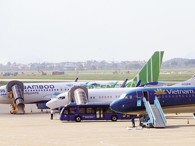 Theo đại diện Vietnam Airlines, việc áp dụng quy định giá trần kéo dài suốt 15 năm qua đang tạo ra lực cản lớn đối với các hãng hàng không.