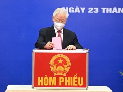 Tổng Bí thư Nguyễn Phú Trọng bỏ phiếu bầu cử - (Ảnh Duy Linh).