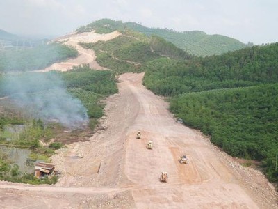 Thi công cao tốc Cam Lộ - La Sơn.