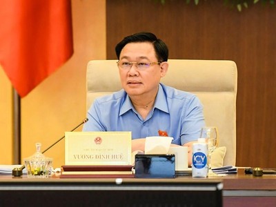 Chủ tịch Quốc hội Vương Đình Huệ phát biểu tại phiên họp.