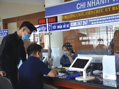 Người dân thực hiện thủ tục cấp sổ hồng ở Văn phòng đăng ký đất đai TP. Thủ Đức. Ảnh: Trọng Tín 