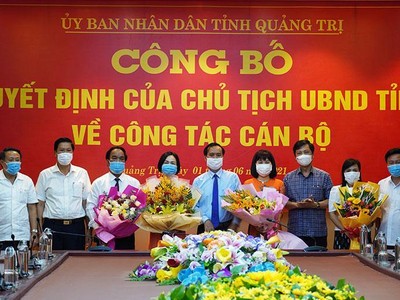 Chủ tịch UBND tỉnh Quảng Trị Võ Văn Hưng trao quyết định và tặng hoa chúc mừng các cán bộ được bổ nhiệm.