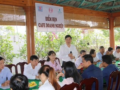 Ông Phạm Thiện Nghĩa, Chủ tịch UBND tỉnh Đồng Tháp trao đổi với các doanh nghiệp tại điểm hẹn cafe doanh nghiệp. Ảnh: Văn Khương