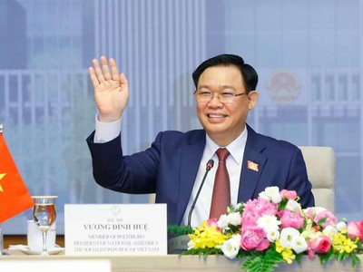 Chủ tịch Quốc hội Vương Đình Huệ hội đàm trực tuyến với Chủ tịch Quốc hội Campuchia Xăm-đéc Hêng Xom-rin (Ảnh TTXVN)