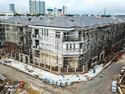 Dự án Green Star Sky Garden của Hưng Lộc Phát ngừng thi công suốt 2 năm qua do vướng đất công xen cài. Ảnh: Trọng Tín 