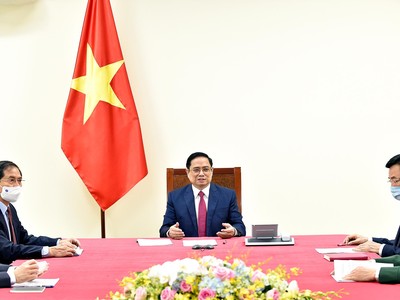 Thủ tướng Phạm Minh Chính điện đàm với Thủ tướng Trung Quốc Lý Khắc Cường (Ảnh: Nhật Bắc)