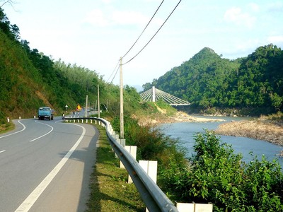 Một đoạn Quốc lộ 9 lên cừa khẩu Lao Bảo.