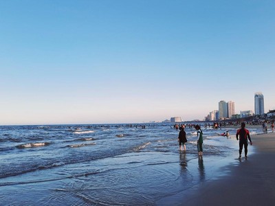Thành phố Đà Nẵng cho phép tắm biển trở lại.