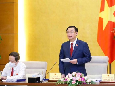 Chủ tịch Quốc hội Vương Đình Huệ chủ trì phiên họp (Ảnh TTXVN).