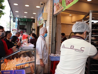 Người dân TP.HCM mua bánh mì tại cửa hàng ABC Bakery (Ảnh minh hoạ: Hồng Phúc).