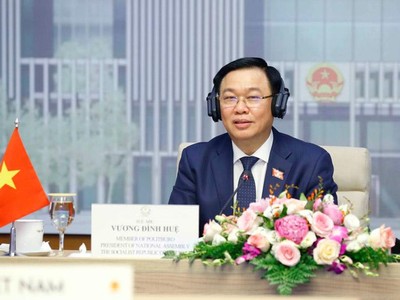 Chủ tịch Quốc hội Vương Đình Huệ hội đàm đàm trực tuyến với Chủ tịch Hội đồng Lập pháp Brunei Darussalam (Ảnh TTXVN)