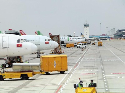 Nhiều tàu bay hiện đại phải “nằm đất” vì Covid-19, trong khi các hãng hàng không vẫn phải đều đặn trả chi phí thuê mua tàu bay. Ảnh: Đ.T