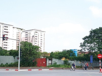 Dự án Trung tâm thương mại, dịch vụ, văn phòng cao cấp nằm trên lô đất rộng hơn 12.000 m2 thuộc Khu đô thị mới Việt Hưng, Long Biên đã chậm tiến độ nhiều năm nay. 