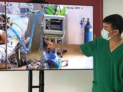 Bệnh nhân Covid-19 tại khu cấp cứu, hồi sức của Bệnh viện Phổi Bắc Giang luôn được bác sĩ Trần Thanh Linh và đồng nghiệp của Bệnh viện Chợ Rẫy theo dõi sát.