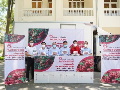 Đại diện Cục Chế biến và Phát triển thị trường nông sản (Bộ NN&PTNT), Công ty cổ phần Pacific Foods và các đại biểu tại lễ xuất khẩu lô vải thiều đi EU.