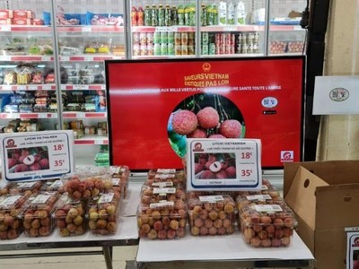 Vải thiều Việt Nam trên kệ hàng hệ thống phân phối tại Pháp.