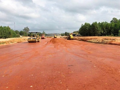 Thi công cao tốc Bắc - Nam phía Đông đoạn qua Quảng Trị.