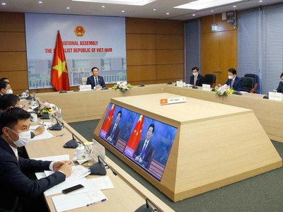 Chủ tịch Quốc hội Vương Đình Huệ tại đầu cầu Việt Nam (Ảnh - TTXVN) 