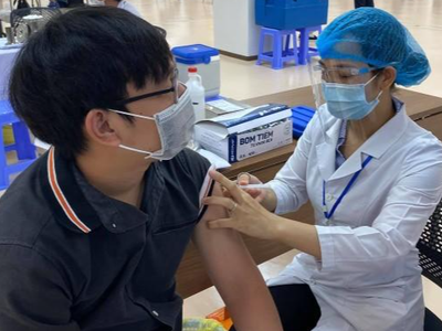 Bộ trưởng Y tế cho biết, với mục tiêu tiêm vắc-xin cho khoảng 70 triệu người dân, Việt Nam đặt mục tiêu cuối năm 2021, đầu năm 2022 sẽ đạt miễn dịch cộng đồng.