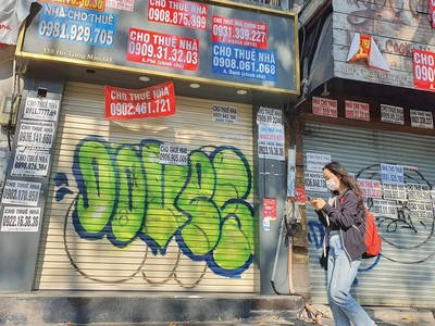 Tờ rơi, quảng cáo cho thuê mặt bằng dán chi chít bên ngoài những căn nhà mặt phố Hồ Tùng Mậu, quận 1, TP.HCM. Ảnh: Trọng Tín