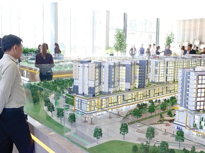 Cả nhà đầu tư và doanh nghiệp đều mong dịch bệnh sớm được kiểm soát để “cuộc đua” bung hàng trở lại. Ảnh: Lê Toàn 