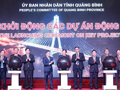 Nhiều doanh nghiệp đã đến và lựa chọn Quảng Bình để triển khai các dự án lớn. Trong ảnh: Lễ khởi động các dự án động lực của tỉnh Quảng Bình